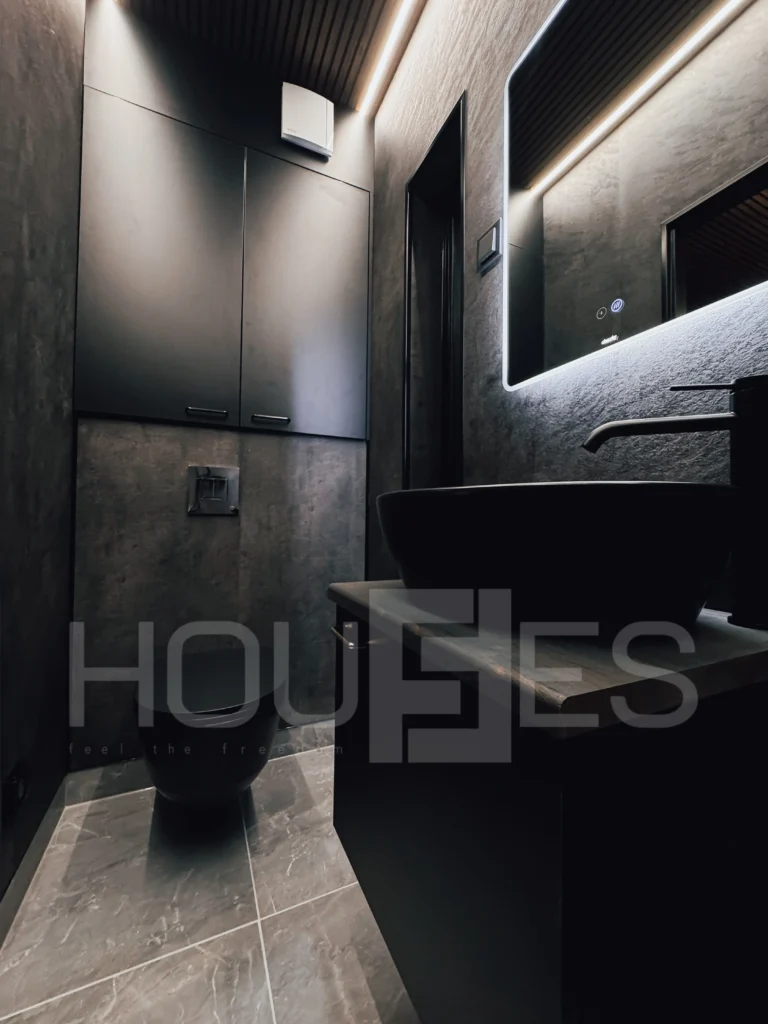 Tyylikäs musta WC ja kylpyhuone FF Houses tiny house -moduulitalossa