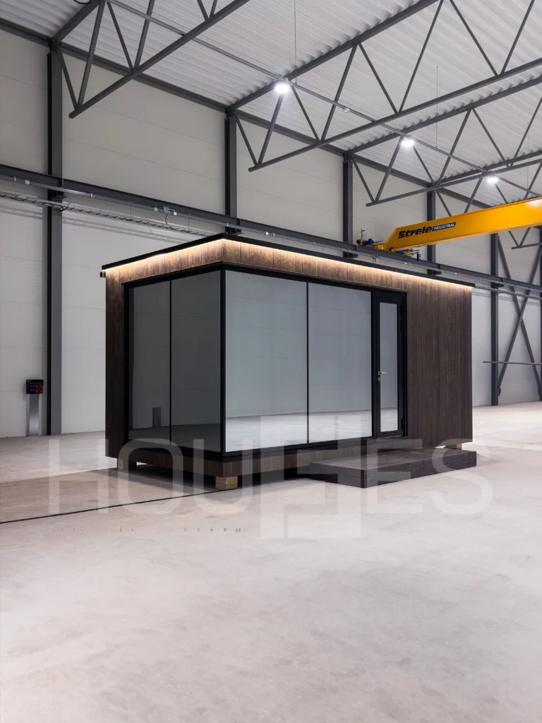 FF Houses moderni moduulitalo suurilla panoraamaikkunoilla