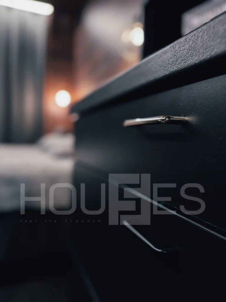 Modernit mattamustat kalusteet FF Houses tiny house -sisustuksessa