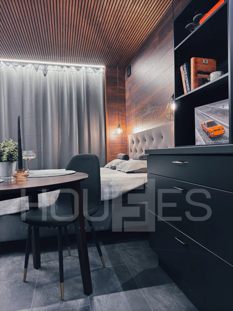 Moderni FF Houses tiny house -sisustus ruokailutilalla ja makuuhuoneella