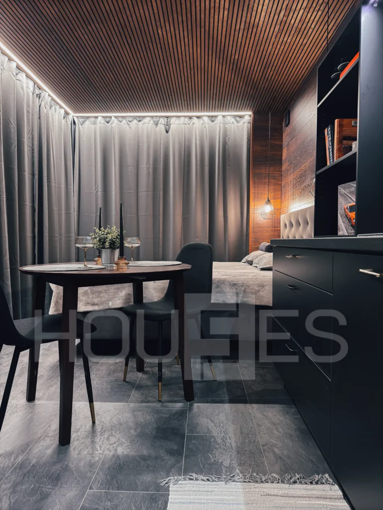 Tyylikäs ruokailutila ja makuuhuone FF Houses tiny house -moduulitalossa