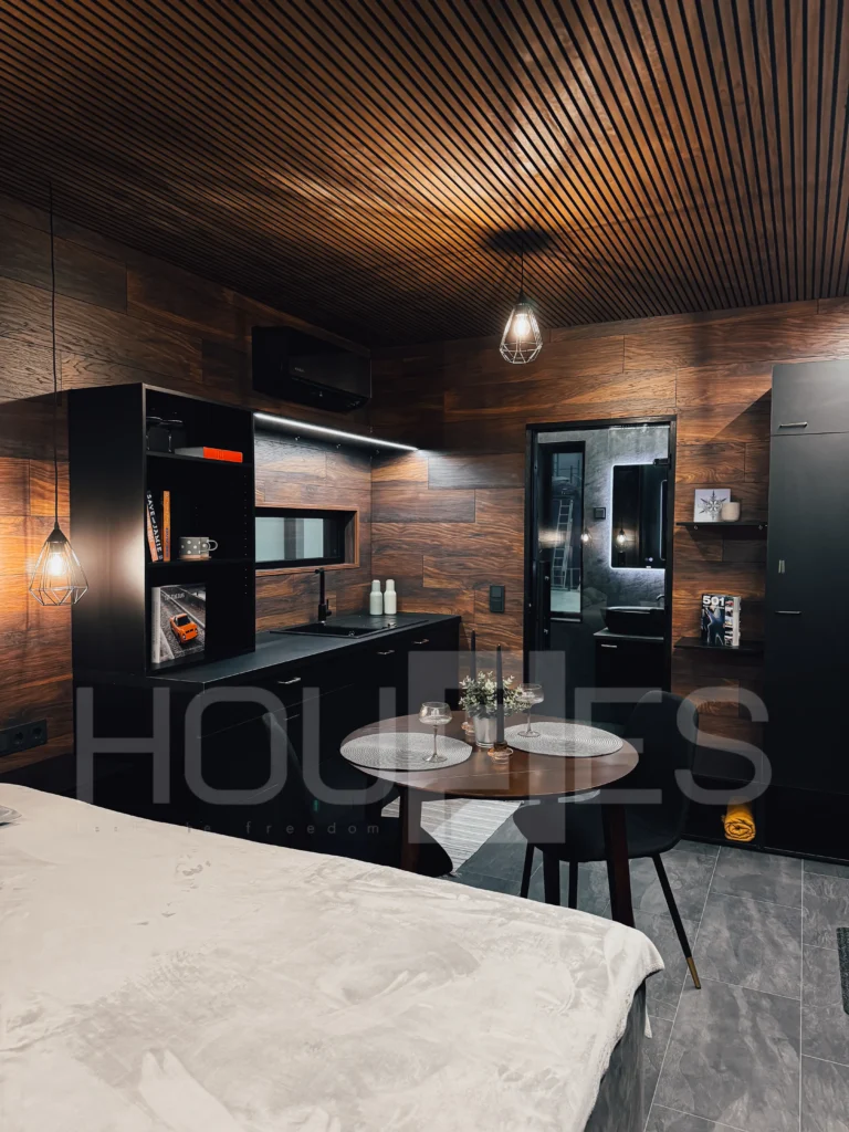 Tyylikäs FF Houses tiny house -sisustus keittiöllä ja ruokailutilalla